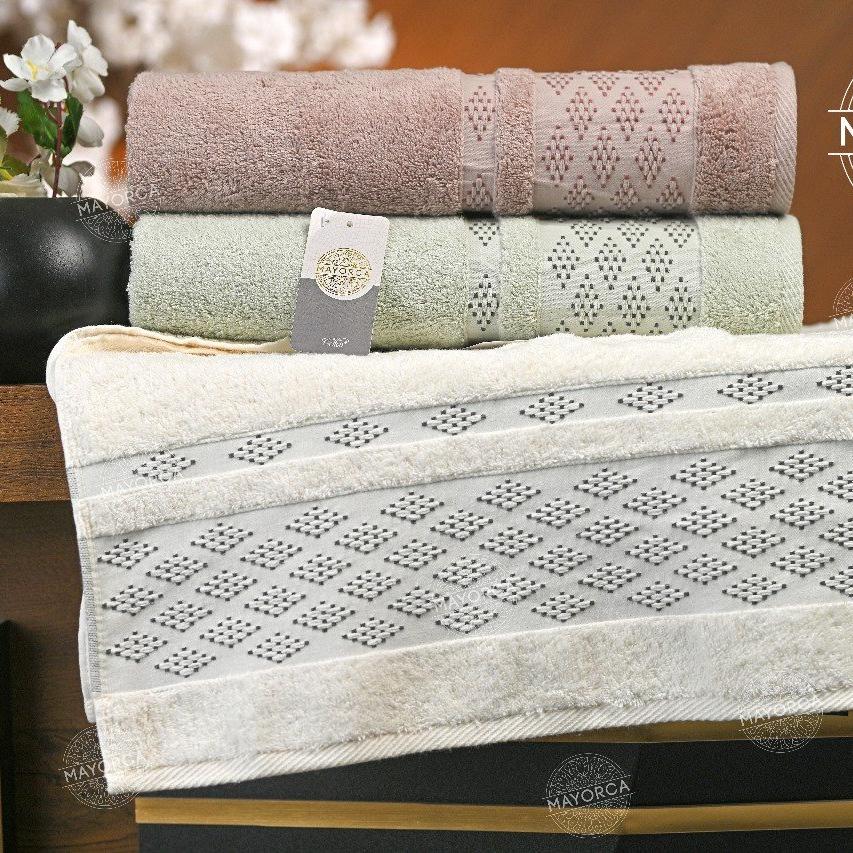 Berlin 1 – Full Bath Towel